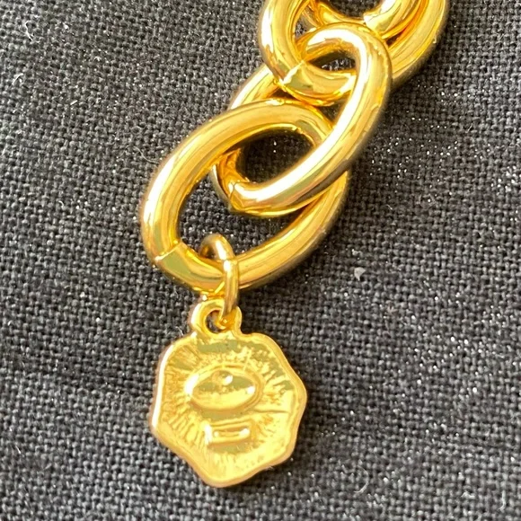 Gorgeous gold tone large link necklace - Picture 5 of 6